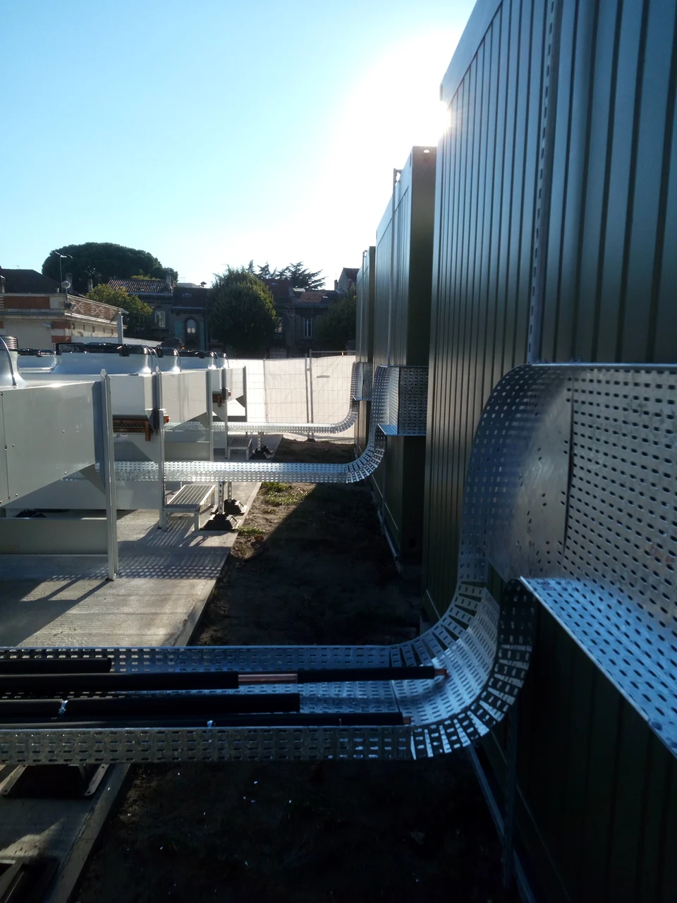 Module de data center mobile avec équipements techniques extérieurs et chemins de câbles