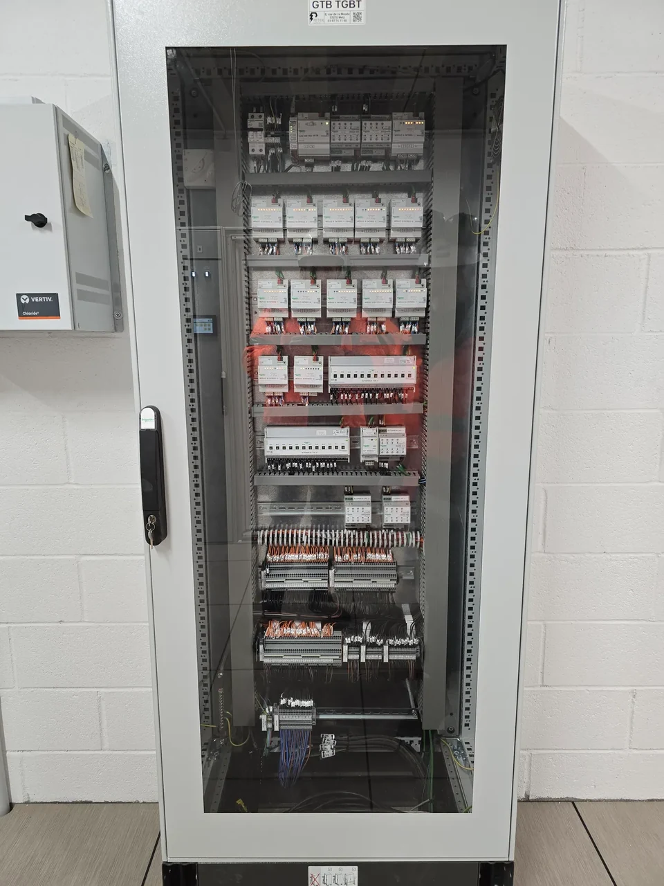 Équipements de gestion technique dans une armoire GTB