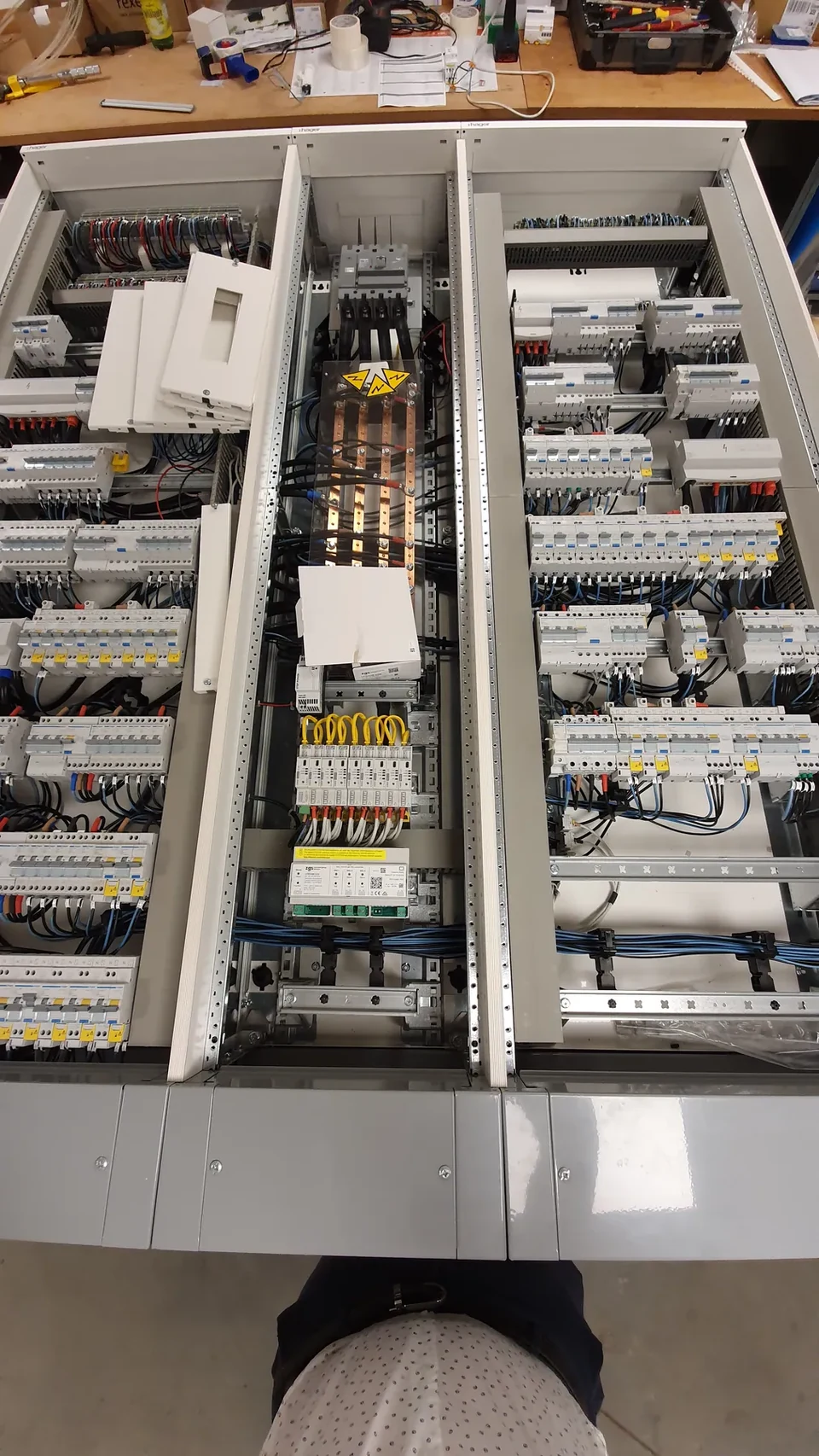 Tableau électrique en cours de câblage