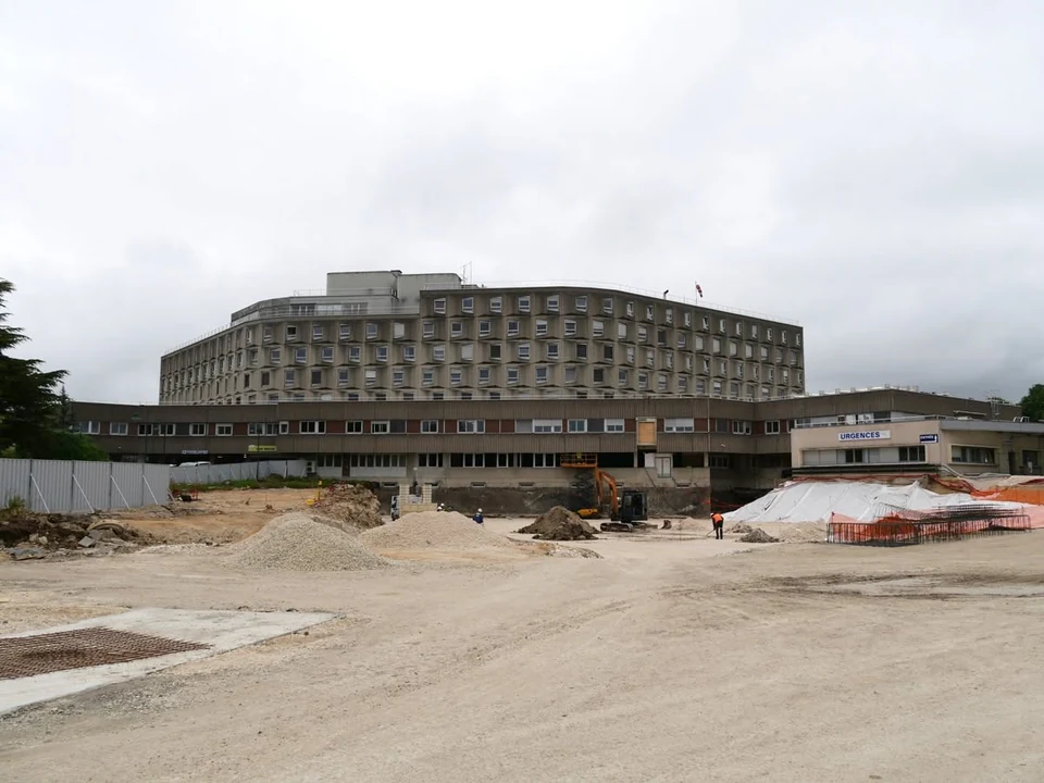 Chantier devant le bâtiment du Centre hospitalier de Verdun