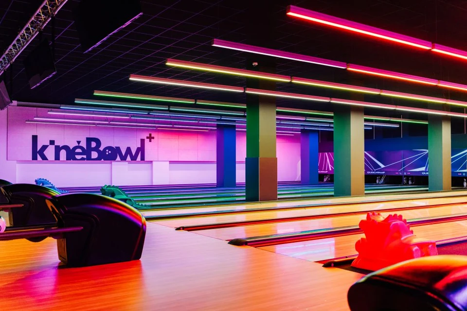 Pistes éclairées du KinéBowl dans le quartier Muse